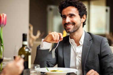 Lüks bir restoranda yemek yiyen çift.