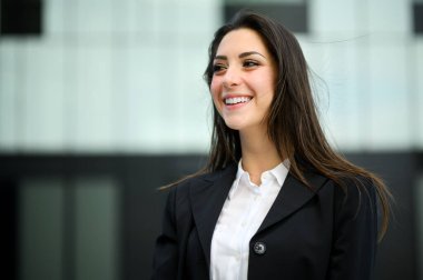 Modern bir şehir ortamında kendine güvenen genç bir bayan yönetici.