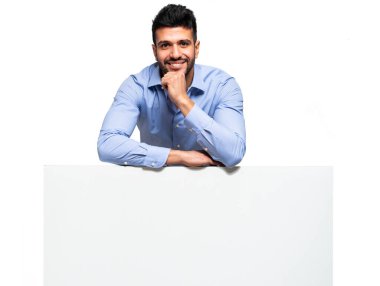 Mutlu gülümseyen genç işadamı boş tabela gösteriyor