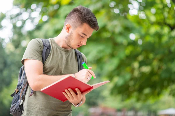 Studenten Går Collegepark Medan Han Studerar Bok — Stockfoto