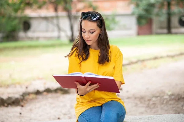 Kvinnlig Student Läser Bok Parken — Stockfoto