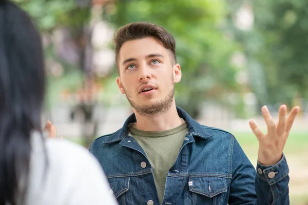 Uomo Che Parla Con Una Donna All Aperto Parco — Foto Stock