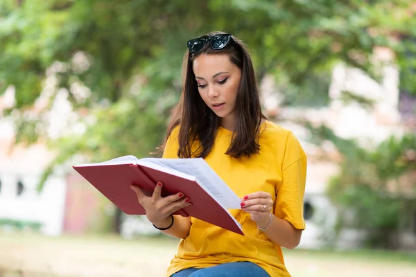 Studentin Liest Park Ein Buch — Stockfoto