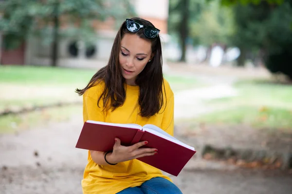 Młoda Studentka Pisząca Książkę Świeżym Powietrzu Parku — Zdjęcie stockowe