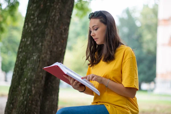 Νεαρή Φοιτήτρια Που Γράφει Υπαίθριο Βιβλίο Πάρκο — Φωτογραφία Αρχείου