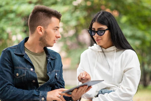 Dos Estudiantes Estudiando Juntos Con Una Tableta Digital Sentados Banco — Foto de Stock