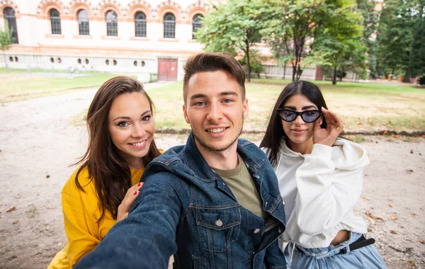 Wesoły Uśmiech Przyjaciół Parku Siedzi Ławce Robi Selfie Pomocą Smartfona — Zdjęcie stockowe