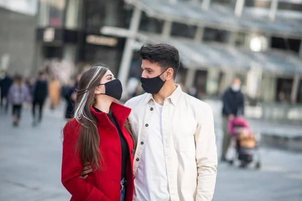 Portrét Mladého Páru Maskách Covid Coronavirus Konceptu — Stock fotografie