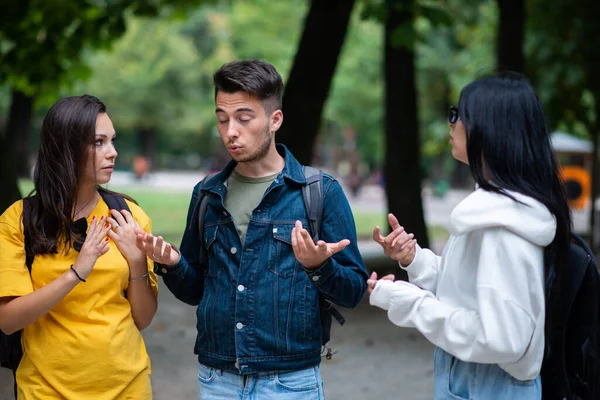 Studente Annoiato Parlare Con Sue Amiche All Aperto Cortile Del — Foto Stock