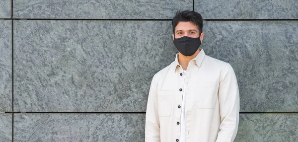 Joven Hombre Enmascarado Pie Cerca Una Pared Vacía Concepto Covid — Foto de Stock