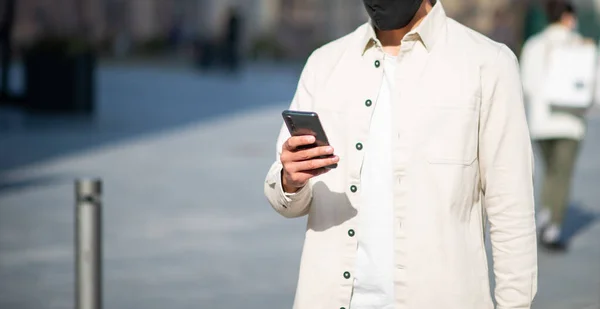 Hombre Usando Teléfono Móvil Aire Libre Mientras Camina Una Ciudad —  Fotos de Stock