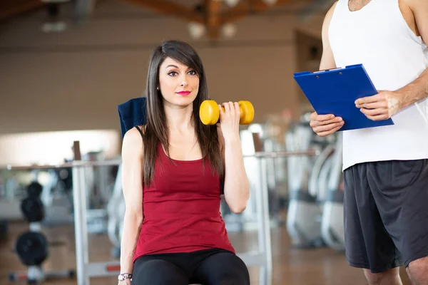 Spor Salonunda Çalışan Bir Kadın Antrenörü Egzersizin Uygulanmasına Bakıyor — Stok fotoğraf