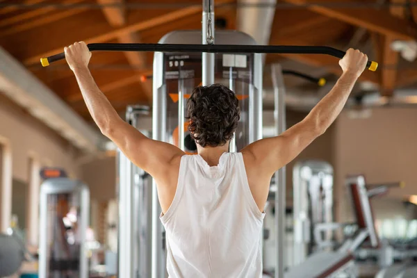 Hombre Entrenando Sus Hombros Espalda Gimnasio — Foto de Stock