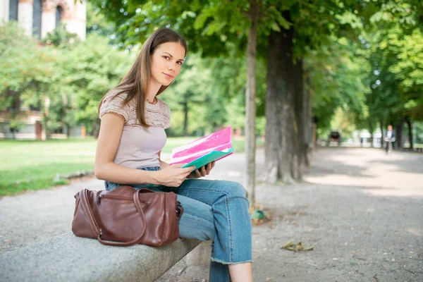 Mujer Joven Estudiando Parque —  Fotos de Stock