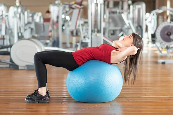 Mulher Usando Uma Bola Para Trabalhar Ginásio Fitness Conceito Exercício — Fotografia de Stock