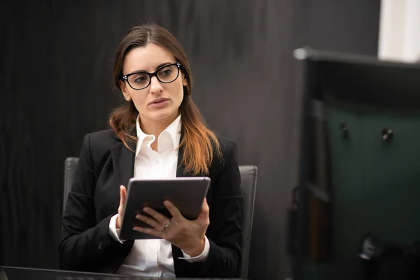 Femme Affaires Utilisant Une Tablette Dans Son Bureau Entreprise — Photo