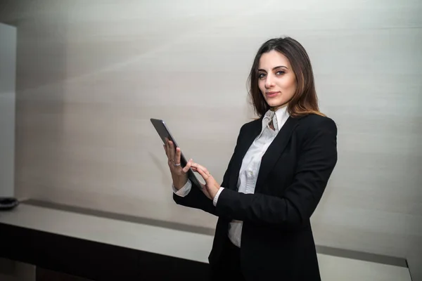 Businesswoman Pomocí Digitálního Tabletu Své Kanceláři — Stock fotografie
