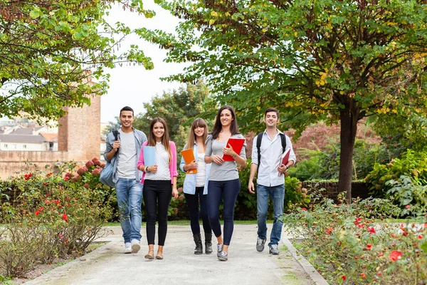 Gruppe Von Studenten Geht Einem Park Spazieren — Stockfoto