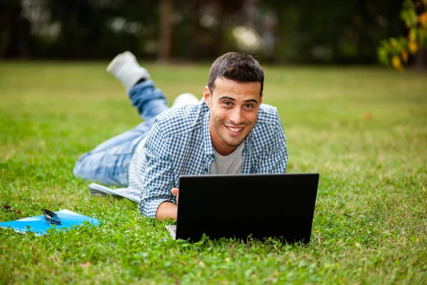 Estudiante Usando Portátil Césped Parque —  Fotos de Stock