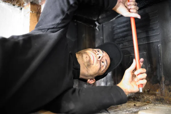 Jonge Schoorsteenveger Aan Het Werk — Stockfoto