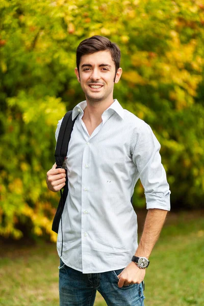 公園での笑顔の男性学生 — ストック写真