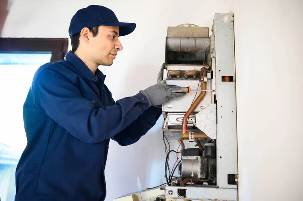 Tekniker Som Reparerar Varmvattenberedare — Stockfoto