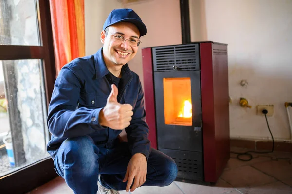 Techniker Der Eine Pelletsheizung Instand Hält Zeigt Daumen Hoch — Stockfoto