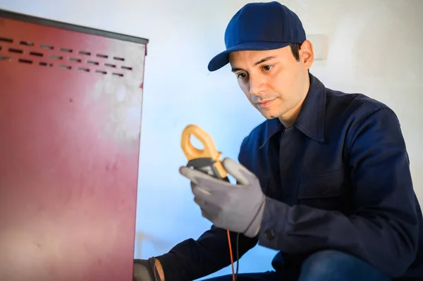 Technicien Entretenant Poêle Granulés — Photo