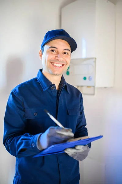 Technicus Onderhoud Van Een Warmwaterverwarmingstoestel — Stockfoto