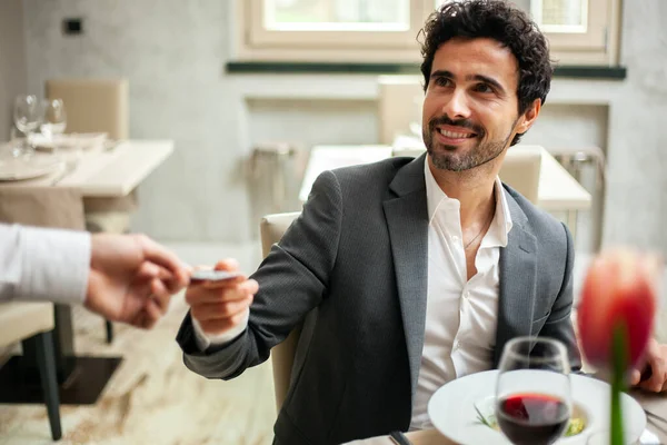 Mann Bezahlt Rechnung Mit Kreditkarte — Stockfoto