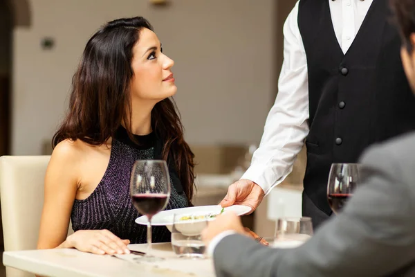 Garçom Servindo Comida Para Casal — Fotografia de Stock