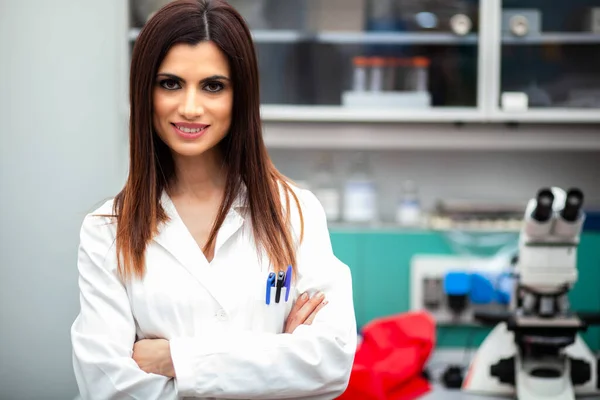 Cientista Mulher Sorrindo Seu Laboratório — Fotografia de Stock