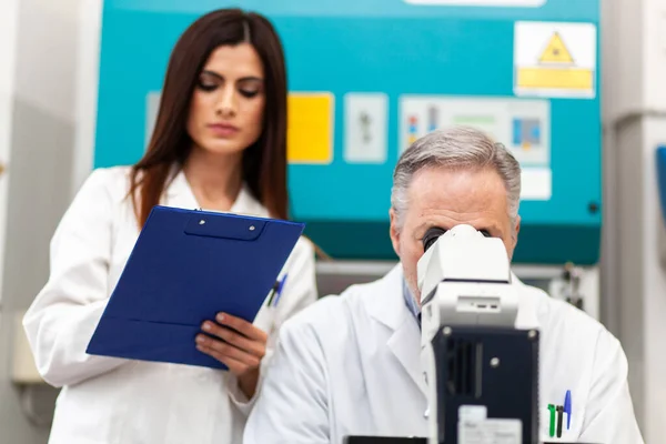 Couple Scientist Researching Laboratory — Stock Photo, Image