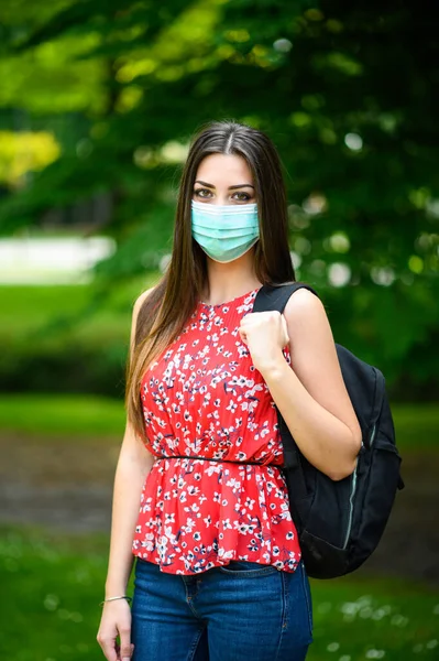 Estudiante Caminando Aire Libre Parque Usando Una Máscara Para Protegerse —  Fotos de Stock