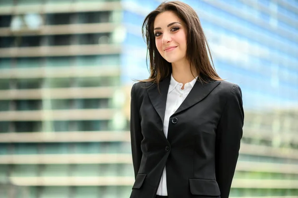 Selbstbewusste Junge Managerin Freien Einer Modernen Urbanen Umgebung — Stockfoto