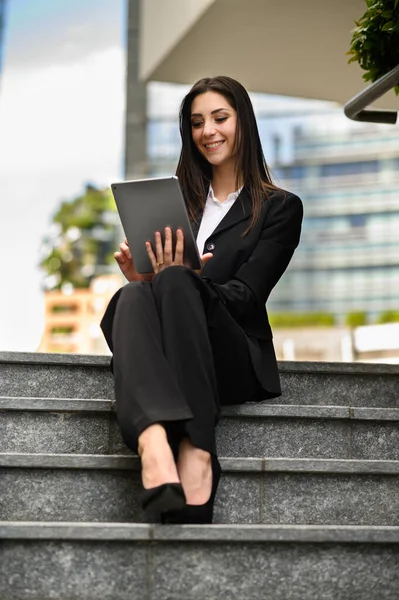 Empresária Sorridente Usando Tablet Digital Livre Sentado Escadas — Fotografia de Stock