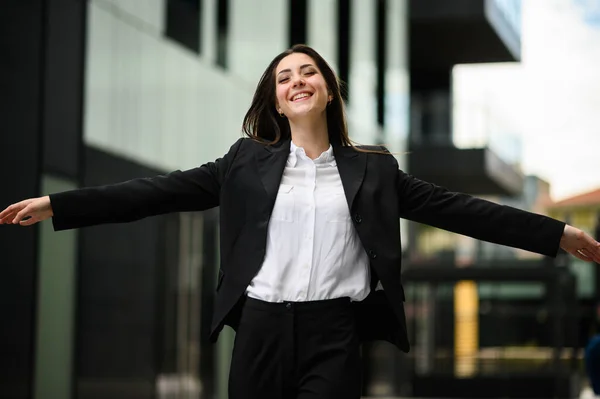 Gestora Feliz Con Los Brazos Abiertos Señal Libertad Éxito —  Fotos de Stock