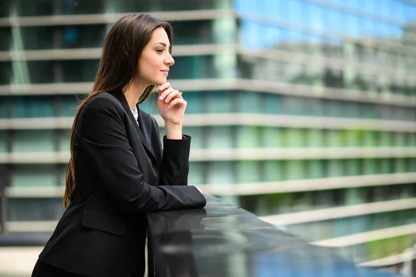 Smiling Businesswoman Portrait Pensive Expression Leaning Balcony Dominating City — Stock Photo, Image