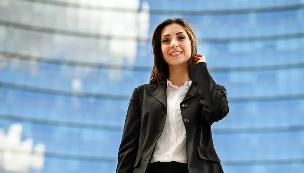 Une Jeune Femme Gestionnaire Confiante Plein Air Dans Cadre Urbain — Photo