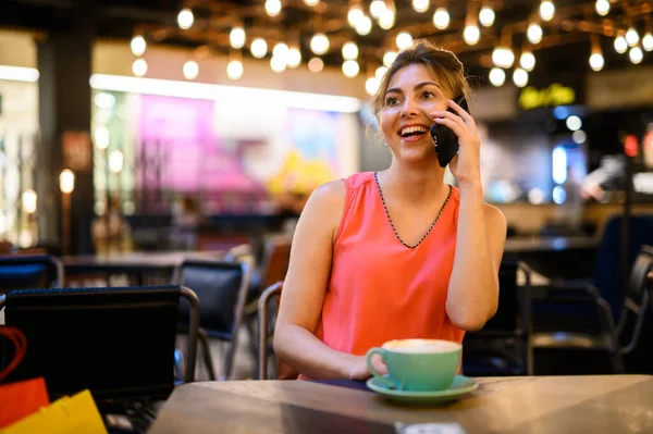 Retrato Uma Jovem Mulher Falando Telefone — Fotografia de Stock