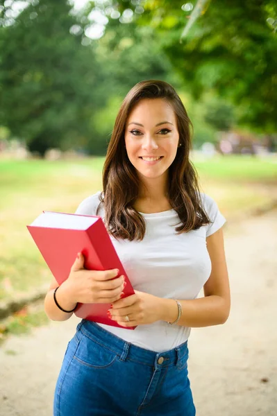Hermosa Estudiante Femenina Sosteniendo Libro Aire Libre —  Fotos de Stock