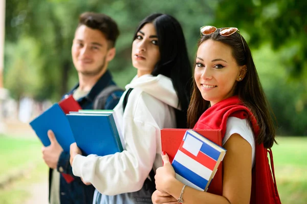 Szczęśliwi Studenci Świeżym Powietrzu Uśmiechnięci Razem — Zdjęcie stockowe