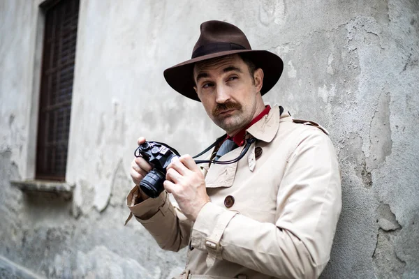 Detective Tirando Fotos Uma Favela Sity Com Sua Câmera Vintage — Fotografia de Stock