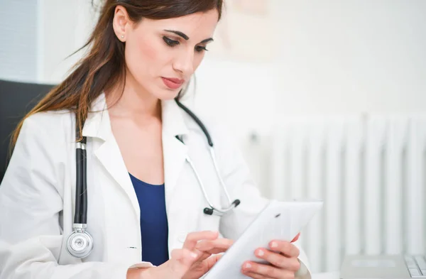 Médecin Femme Hôpital Utilisant Une Tablette Numérique — Photo