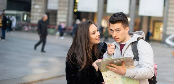 Couple Young Tourists Reading Map — Stock Photo, Image
