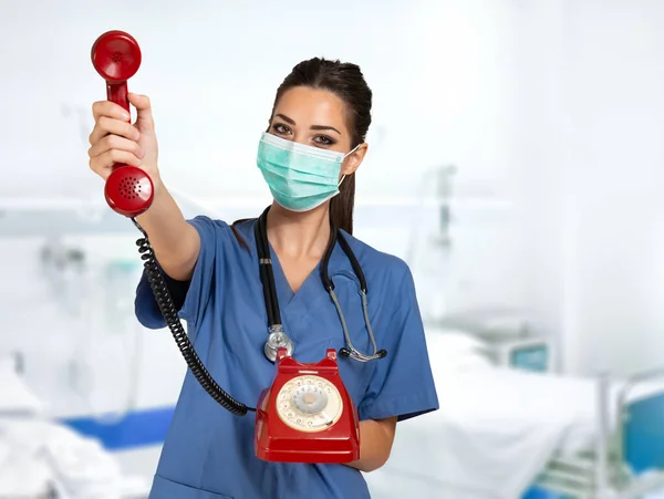 Молодая Медсестра Делает Телефонный Звонок Винтажным Телефонным Ковидом Коронавирусом Концепции — стоковое фото