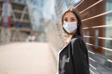 Köprüde maske takan bir iş kadını. Covid ve Coronavirus konsepti.
