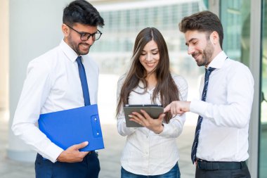 Ofislerinde tablet kullanan bir grup iş adamı, takım çalışması konsepti