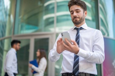 Genç işadamı cep telefonu kullanıyor.