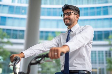 Onun Bisiklet ofis önünde otopark işadamı gülümseyen
